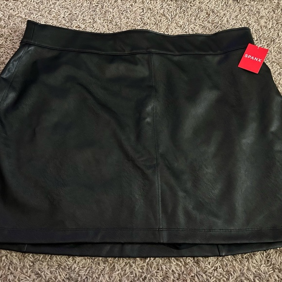 Spanx Leather-Like Mini Skirt Luxe Black A-Line Skorts 2X- new - Picture 1 of 4